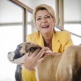 La Présidente de la Confédération, Karin Keller-Sutter, carresse le chiot Saint-Bernard Xcell lors d'une visite du nouveau parc thématique Barryland, le jeudi 14 aout 2025 à Martigny.